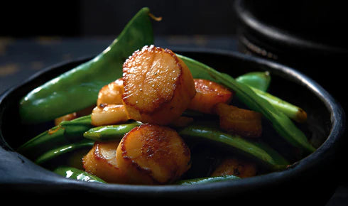 STIR-FRIED SCALLOPS WITH SNOW PEAS AND GARLIC